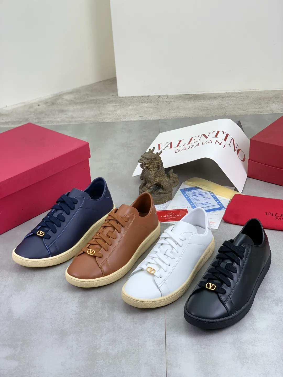 Men's men's shoes 💰P520 New style 💰 Top version Valentino Valentino 25/ Royco series Cherry 🍒Couple style Casual sneakers White shoes Original purchase and development Production Classic and timeless low-top sneakers outline a lazy silhouette, supplemented by low-key and restrained brand details, evolved into a must-have item in the wardrobe, comfortable and versatile!  ✔️Fabric: Original customized first-layer cowhide ✔️Inner lining: Imported breathable sheep lining ✔️Sole: Original molded anti-slip rubber material ✔️Size: 38-45